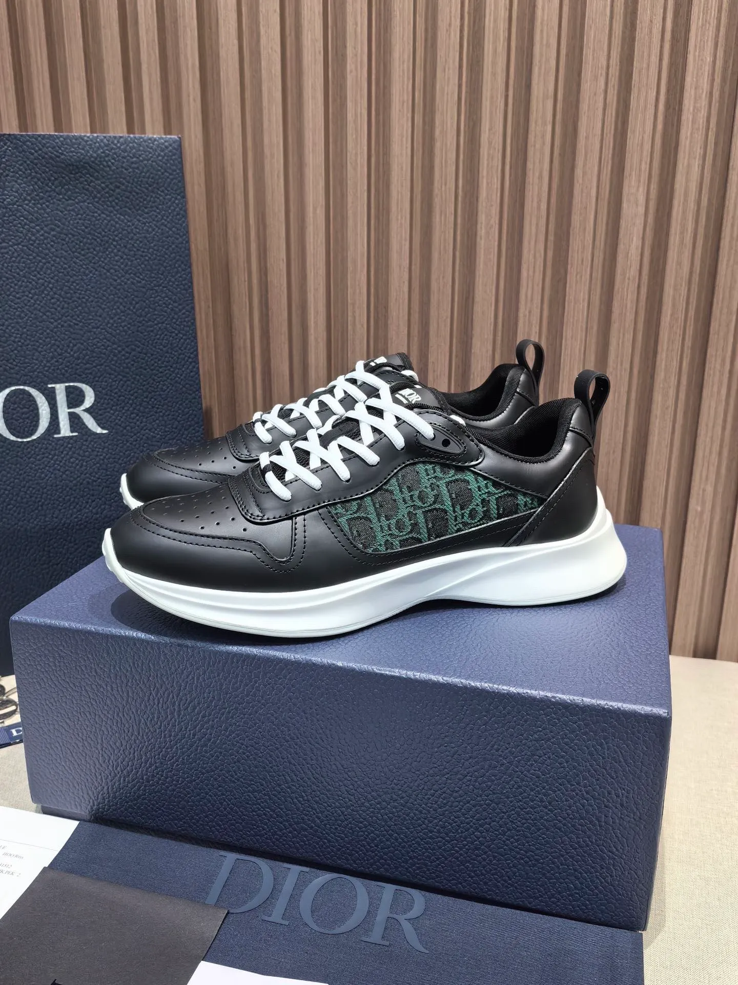 Factory price: 440💰 🔍Top purchasing agent🇮🇹 Dior's super-popular sports shoes, popular for street men, are synchronized with the new product counters. The uppers are made of Italian original imported cowhide and matched with D's customized fabrics. It is a must-have for fashionistas. The complex craftsmanship is perfectly reproduced. Imported soft cowhide foot pads, soles: original soles specially provided by the original factory, exclusive movable molded soles are super comfortable, original factory follow-up goods, 🔍🔍high quality, you can enter and exit the counter at will, welcome to compare, code number 38-45 (46 can be customized and cannot be returned or exchanged)